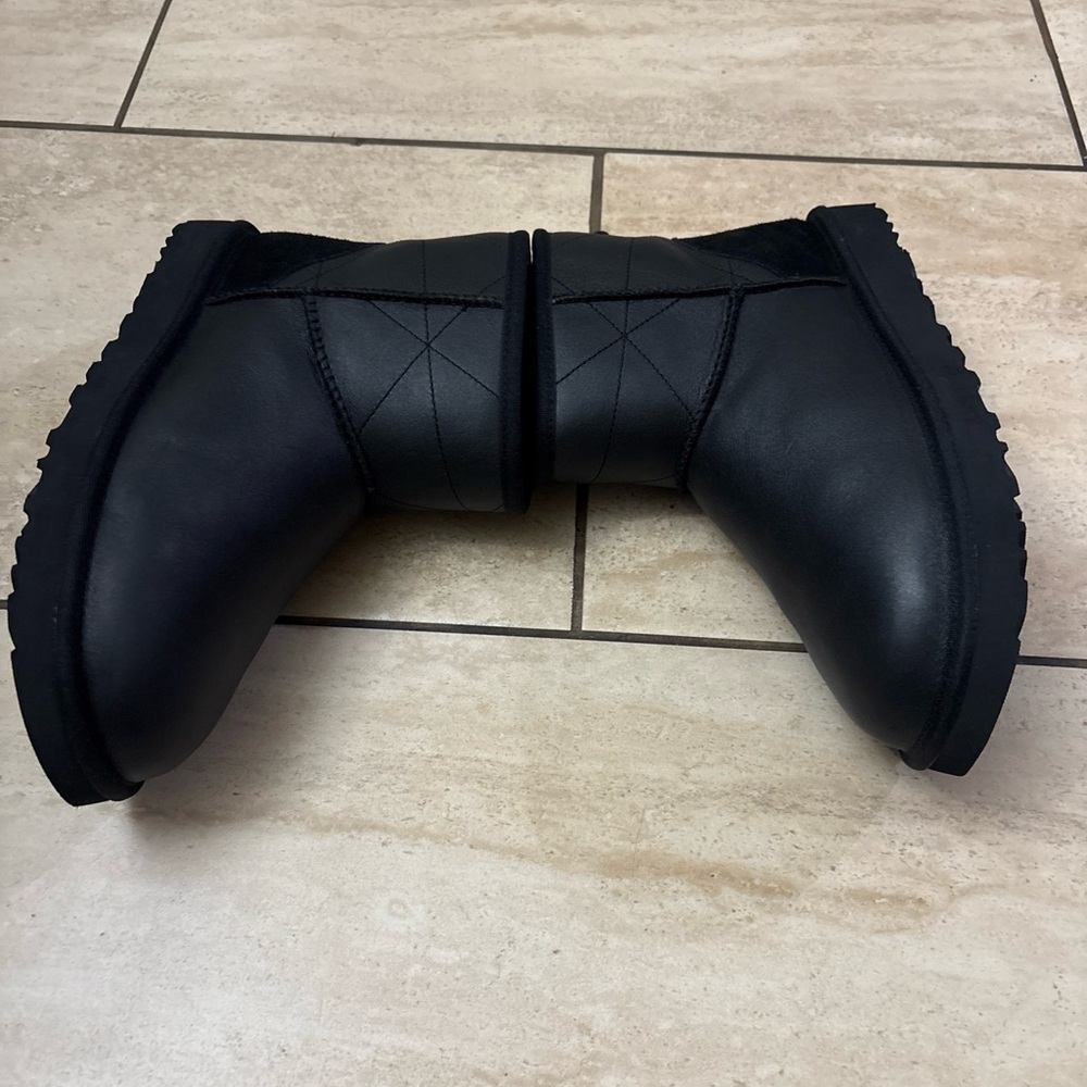 UGG CLASSIC MINI PEARLIZED LEATHER BLACK SHEEPSKIN WOMEN'S BOOTS SIZE US 9 - Picture 5 of 15